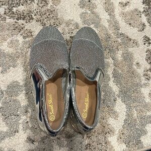 NWOT Womens size 37/ 6 silver slip ons